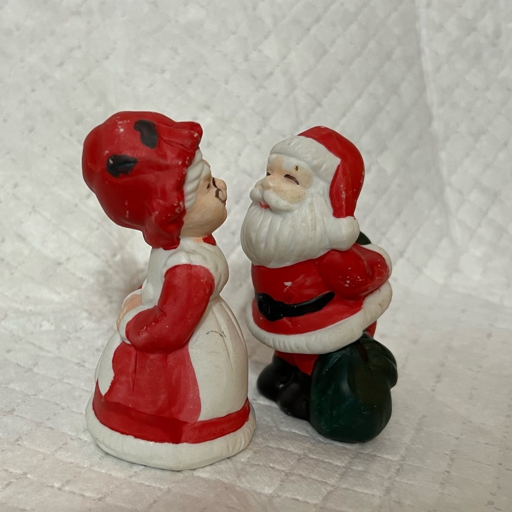 Vintage Salt and Pepper Shakers Santa And Mrs. Claus Kissing Christmas Holidays